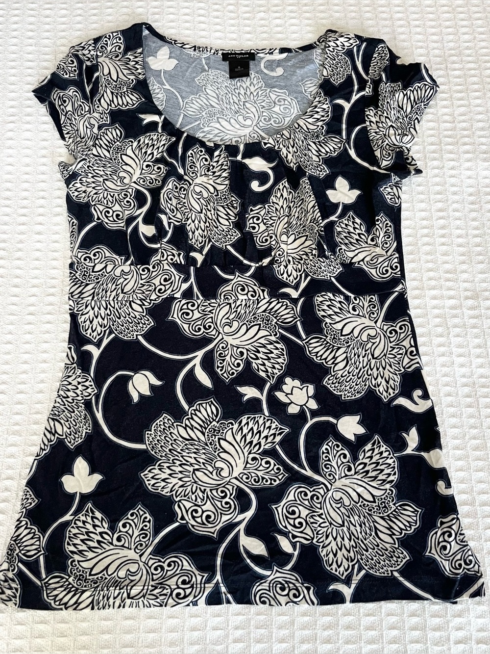 Ann Taylor Factory Black and White Floral Scoop Neck Tee size small